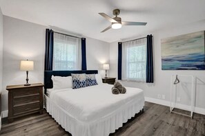 8 bedrooms, desk, iron/ironing board, travel crib - Luxe Mansion/10min Walk Beach/Gameroom/Heated pool (Hollywood)