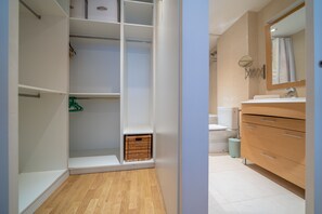 Bathtub, hair dryer, towels