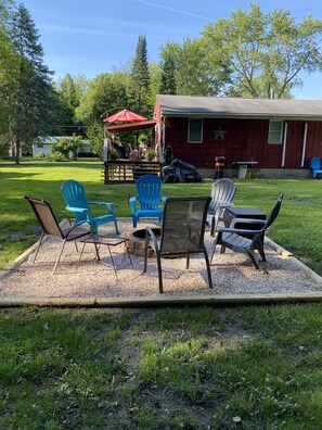 Terrace/patio - Cozy family nonsmoking cottage close to Espyville Boat Launch and Marina. (Pymatuning Central)