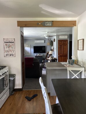 Téléviseur connecté, lecteur de DVD, livres, sélection de films