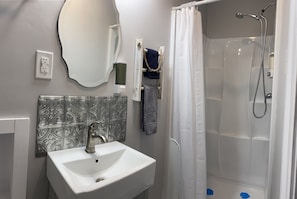 Ensemble douche/baignoire, sĂšche-cheveux, serviettes fournies, savon