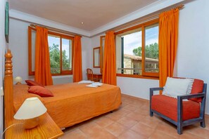 5 bedrooms, iron/ironing board, free WiFi, bed sheets