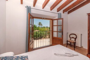 3 slaapkamers, een strijkplank/strijkijzer, gratis wifi, beddengoed