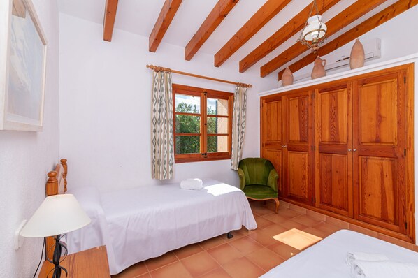 3 bedrooms, in-room safe, iron/ironing board, free WiFi