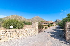 Property grounds - Villa Pedra Vista, 3 bedrooms, BBQ, private pool, Pollensa (Pollensa)