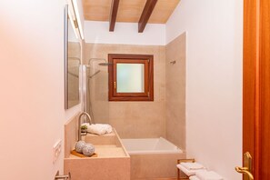Badewanne, Haartrockner, Handtücher