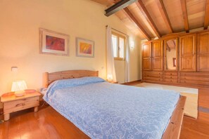 1 chambre, coffres-forts dans les chambres, fer et planche à repasser