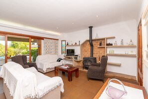 TV, DVD player - Villa Cuxach Can Paco, 5 people, BBQ y piscina privada, Pollença. (Pollensa)