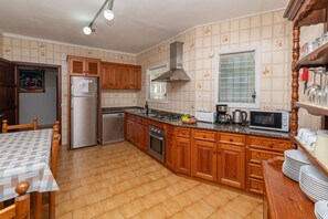 Kühlschrank, Mikrowelle, Ofen, Geschirrspüler