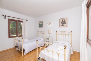 4 bedrooms, in-room safe, iron/ironing board, free WiFi - Villa Minerva, 8 people, BBQ and private pool, Alcudia. (Alcúdia)