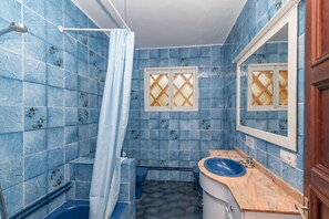 Bathtub, hair dryer, towels - Villa Minerva, 8 people, BBQ and private pool, Alcudia. (Alcúdia)