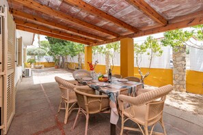 Outdoor dining - Villa Minerva, 8 people, BBQ and private pool, Alcudia. (Alcúdia)