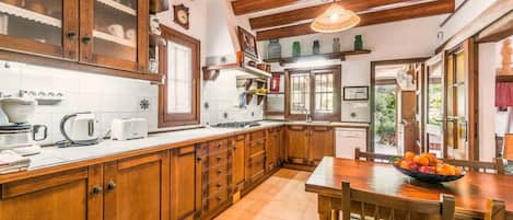 Kühlschrank, Mikrowelle, Ofen, Geschirrspüler