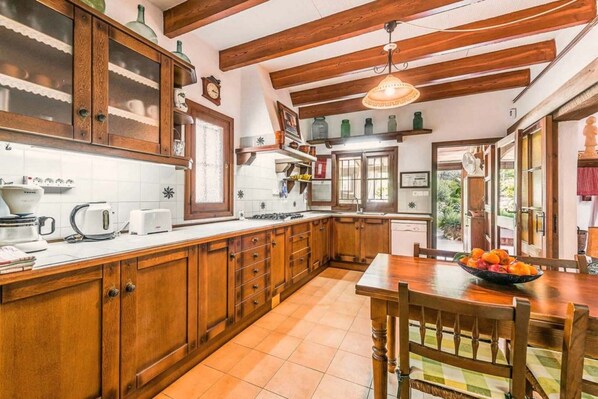 Frigorifero, microonde, forno, lavastoviglie