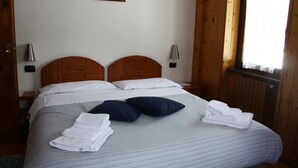 1 soverom, safe på rommet, strykejern/-brett og reiseseng for barn
