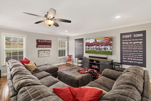 TV, fireplace, offices - Pig Sooie Porch - Steps to Razorback Stadium-UofA (Fayetteville)
