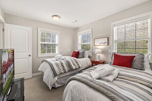 6 bedrooms, iron/ironing board, travel crib, WiFi - Pig Sooie Porch - Steps to Razorback Stadium-UofA (Fayetteville)