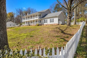Exterior - Pig Sooie Porch - Steps to Razorback Stadium-UofA (Fayetteville)