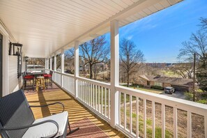 Outdoor dining - Pig Sooie Porch - Steps to Razorback Stadium-UofA (Fayetteville)
