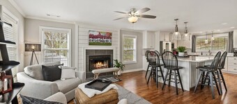 Pig Sooie Porch - Steps to Razorback Stadium-UofA