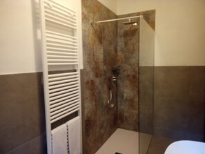Shower, bidet, towels