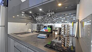 Frigorifero, microonde, piano cottura, lavastoviglie