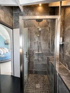 Douche, sĂšche-cheveux, serviettes fournies, savon