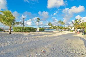 Plage, chaises longues, serviettes de plage