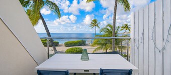 Deja Blue - Cozy Beachfront Condo - Nettle Bay Beach Club