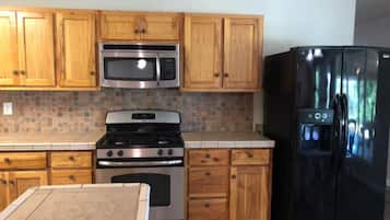 Mikrowelle, Wasserkocher mit Kaffee-/Teezubehör, Toaster