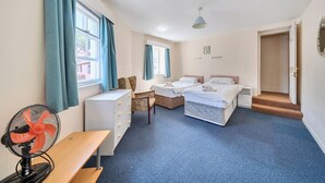 4 bedrooms, iron/ironing board, free WiFi, bed sheets - House in Historic Village - Sleeps 6 (Minehead)