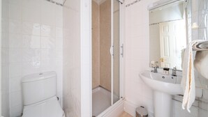 Combined shower/bathtub, deep-soaking bathtub, hair dryer, towels - House in Historic Village - Sleeps 6 (Minehead)