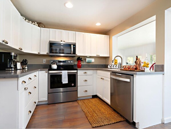 雪櫃、微波爐、焗爐、爐具