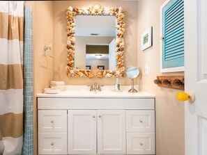 Duschwanne, Haartrockner, Handtücher