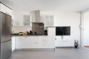 Kjøleskap, mikrobølgeovn, ovn og kokeplater