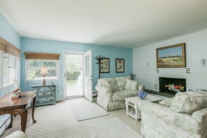 Een smart-tv en boeken