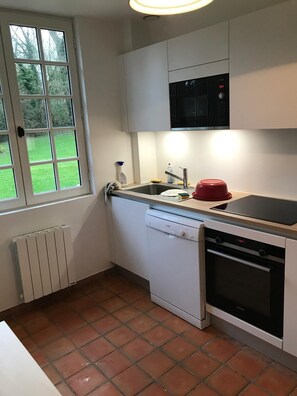 Mikrobølgeovn, oppvaskmaskin, kaffetrakter/tekoker og kjøkkenutstyr