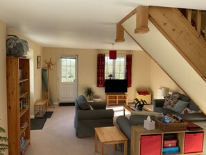 Smart TV, DVD player, books, video library - Magnolia Cottage (Launceston)