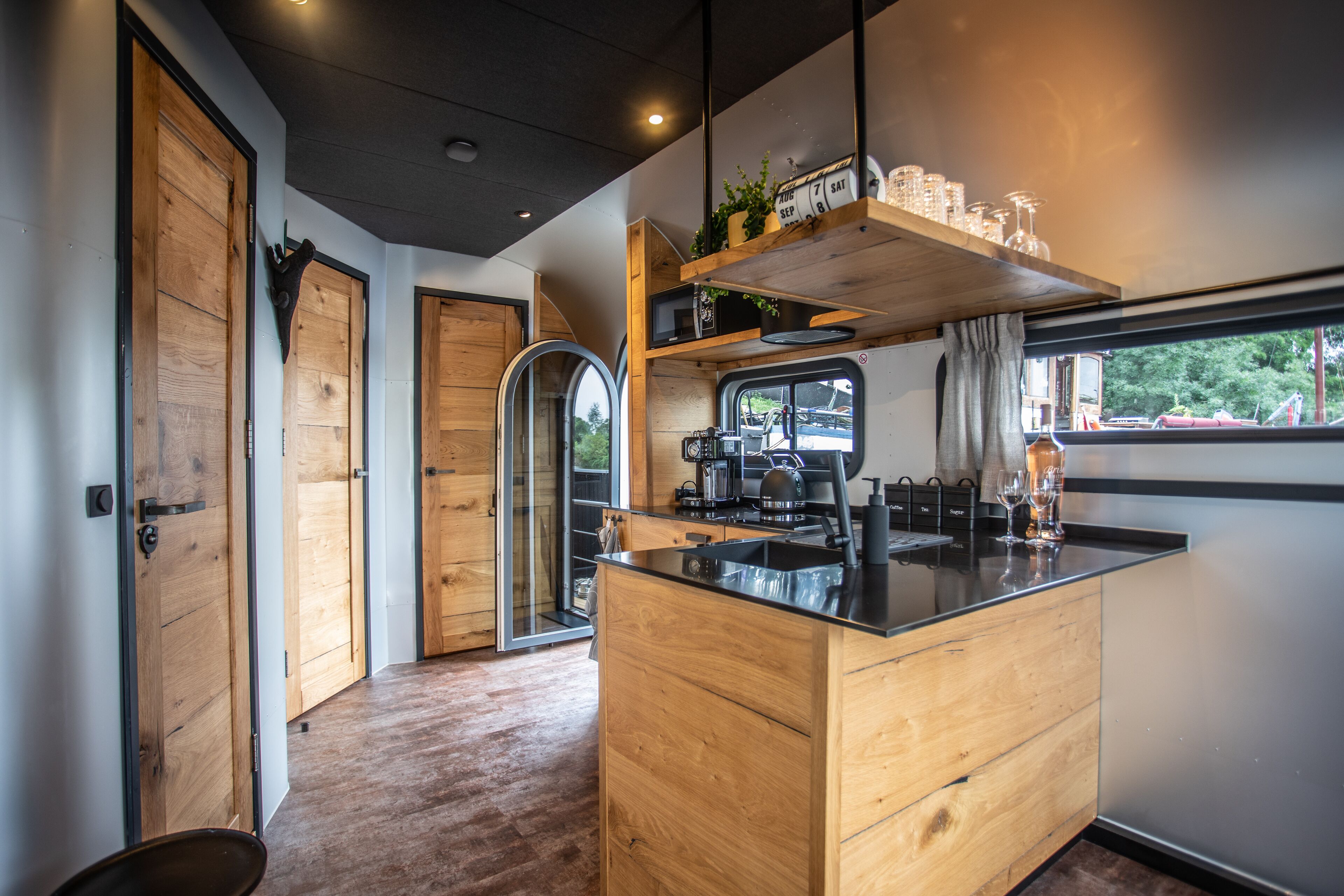 Kjøleskap, kokeplater, kaffetrakter/tekoker og vannkoker