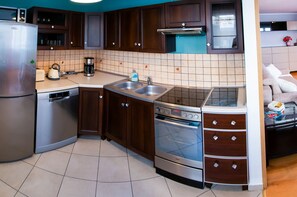 Departamento clásico | Cocina privada | Refrigerador, horno, lavavajillas y tostadora