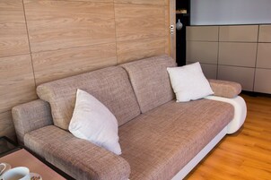 Apartamento clássico | Área de estar | TV de tela plana