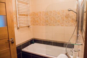 Classic Apartment | Bathroom | Bathtub, hair dryer - Siodemka Suite (Torun)