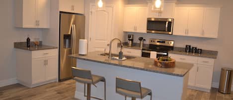 Jääkaappi, mikroaaltouuni, uuni, liesi