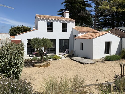 Recent house built in 2016, 600m from the beach.