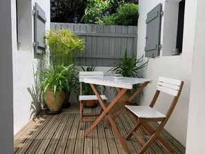 Outdoor dining - Recent house built in 2016, 600m from the beach. (L'Épine)