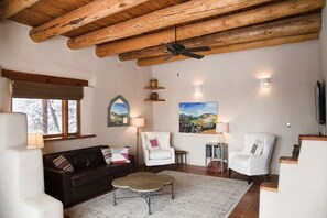 Een smart-tv en boeken