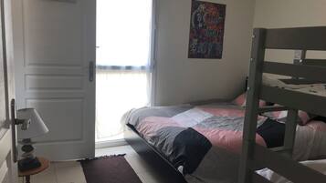 1 dormitorio, tabla de planchar con plancha, cuna de viaje y wifi gratis