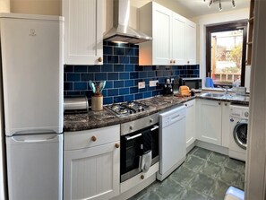 Fridge, microwave, oven, stovetop - Aultnagar pet friendly, 1 bedroom, sleeps 2, free WiFi near St Andrews Fife (Upper Largo)