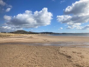 Beach - Aultnagar pet friendly, 1 bedroom, sleeps 2, free WiFi near St Andrews Fife (Upper Largo)