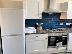 Fridge, microwave, oven, stovetop - Aultnagar pet friendly, 1 bedroom, sleeps 2, free WiFi near St Andrews Fife (Upper Largo)